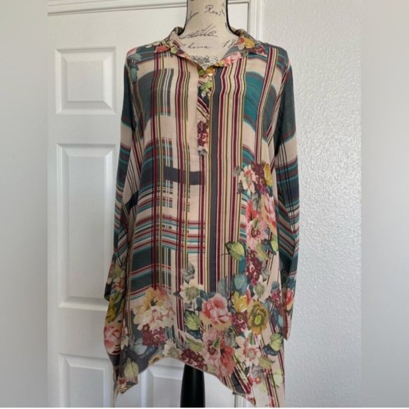 Johnny Was Rayon Blouse XS Lovely Floral Pattern Relax Fit - Picture 2 of 9